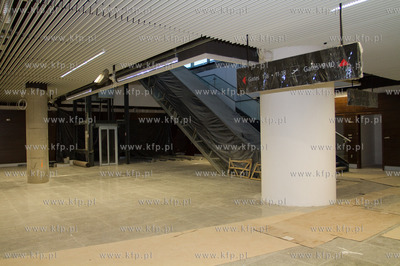 Wnetrze wykanczanego nowego terminala pasazerskiego...