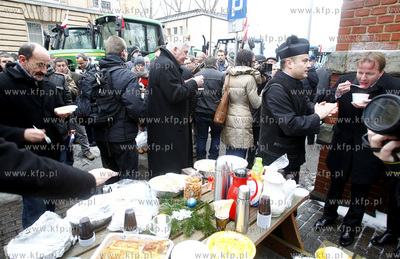 Szczecin. Wigilia rolnikow protestujacch przed siedziba...
