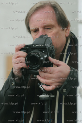 Gdynia. Fotoreporter Chris Niedenthal fotografuje Dworzec...