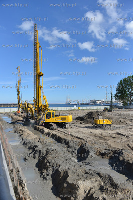 Gdynia. Na terenie sasiadujacym z apartamentowcem Sea...