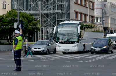Gdynia, ul. Swietojanska. Policjanci promuja ogolnopolskie...