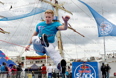 25 metrow nad pokladem Daru Mlodziezy zacumowanym przy...