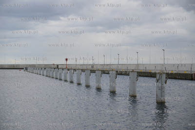 Opustoszala w czasie epidemii Marina Gdynia - basen...