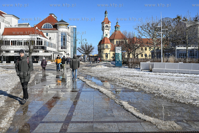 Sopot. Nieuprzątnięty śnieg topnieje tworząc kałuże...