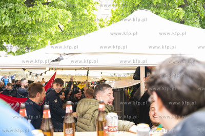 Kibice Manchester United bawią sie na ul. Długi Targ...