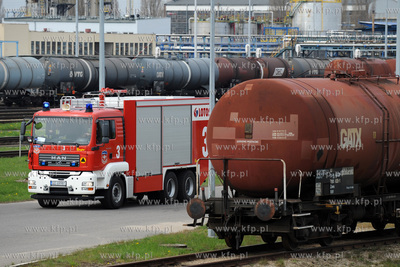 Świczenia podczas symulowanego pozaru cysterny z gazem...