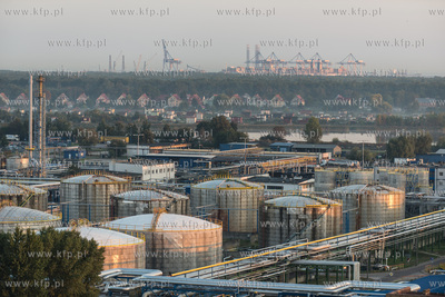 Rafineria Grupy Lotos, w tle terminal kontenerowy DCT....