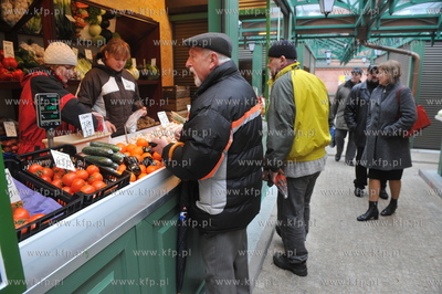 Nowe stragany owocowo - warzywne na Placu Dominikanskim...