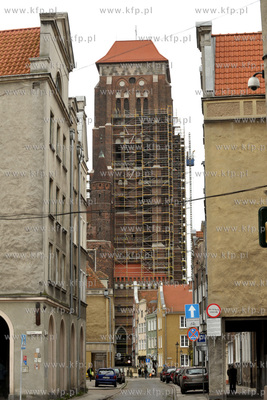 Demontaz rusztowan z odrestaurowanej wiezy Bazyliki...