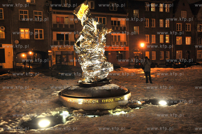 W sobotni wieczor nieznani sprawcy owineli aluminiowa...