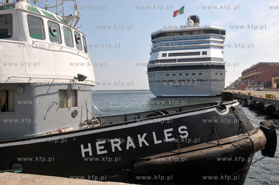 Statek wycieczkowy Costa Pacifica plywajacy pod wloska...