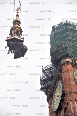 Montaz odrestaurowanego helmu Ratusza Glownego Miasta...