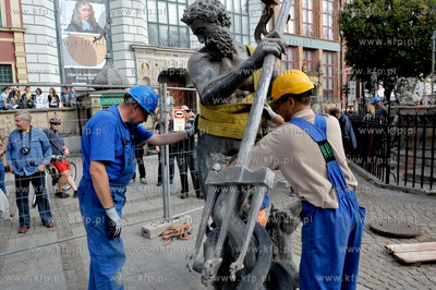 Gdansk. Demontaz figury Neptuna z fontanny na Dlugim...