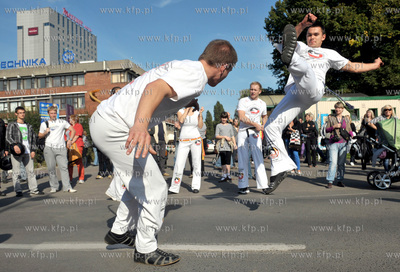 Gdansk, ul. Rajska. Parada z udzialem bebniarzy, tancerzy...