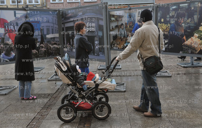 Gdańsk, Dług Targ. Wystawa plenerowa 13/12. Codzienność...