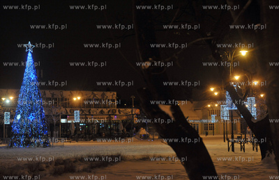 Plac Przyjaciol Sopotu w Sopocie w zimowo nocnej scenerii....