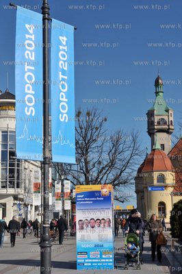 Sopot. Na placu Przyjaciol Sopotu i okolicach widac,...