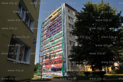 Na bocznej fasadzie bloku na ulicy Skarzynskiego 10a...