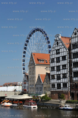 Wielkie kolo widokowe stanelo na Wyspie Spichrzow w...