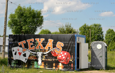 W kontenerze przydrożny salon gier Texas, obok toaleta...