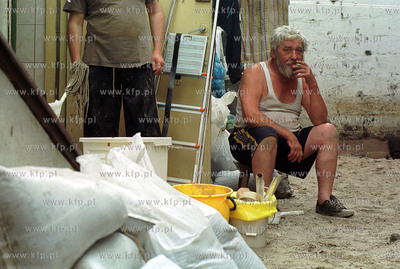 Po powodzi w Gdansku. Orunia, ul. Goscinna. 12.07.2001...