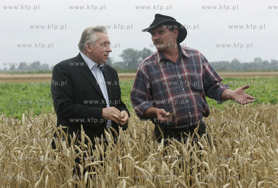 Andrzej Lepper na polu Andrzeja Sobocinskiego ( rolnika...