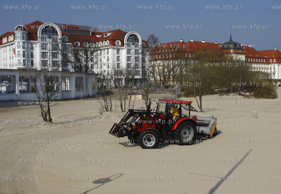 Sopot. Nz przesiewanie piasku.
17.04.2009
fot. Krzysztof...