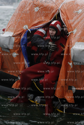 Marynarze, przygotowujacy sie do pracy na morzu przechodza...