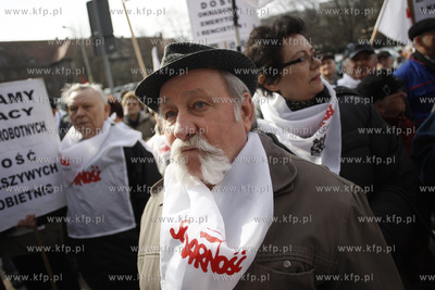 Gdansk. Urzad Wojewodzki.  Emeryci i rencisci protestowali...