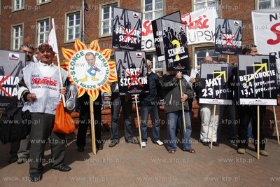 Gdansk. Manifestacja przedstawicieli NSZZ Solidarnosc...