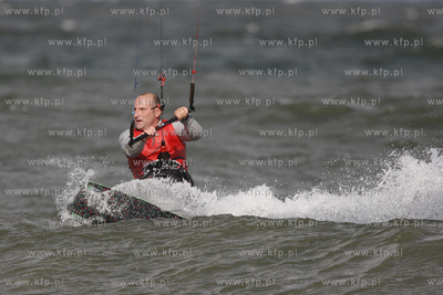 Gdansk Brzezno. Silny wiatr, duza fala to wymarzone...