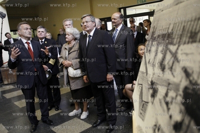 Gdynia. Prezydent RP Bronislaw Komorowski z mama odwiedzil...