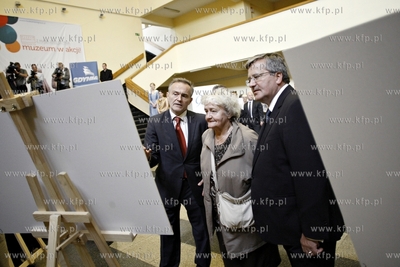 Gdynia. Prezydent RP Bronislaw Komorowski z mama odwiedzil...