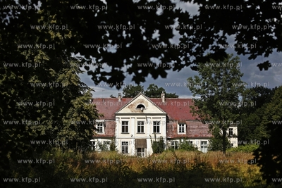 Zespół dworsko-pałacowy z folwarkiem w Rusocinie....