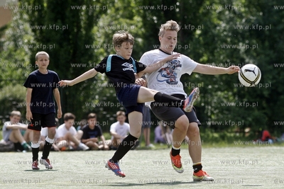 Gdansk Zaspa. Pilkarski turniej dzikich druzyn Do przerwy...