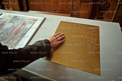 Gdansk. Dwor Artusa. Wystawa Prosimy dotykac eksponatow,...