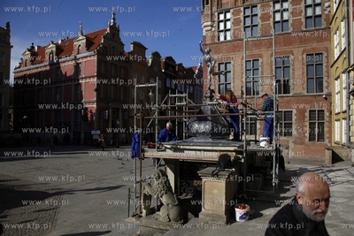 Montaz odrestaurowanej figury Hermesa na na przedprozu...