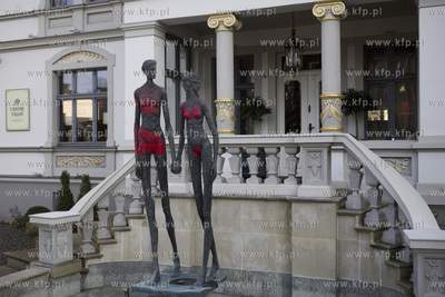 Sopot. Zniszczone przez graficiarzy rzeźby restauracji...