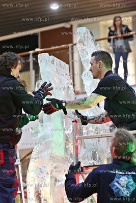 Galeria Przymorze. Pokaz rzeźbienia w lodzie połączony...