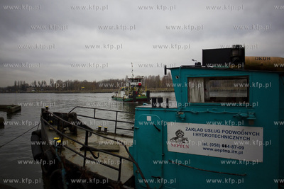 Transport historycznego holownika Okoń z przystani...