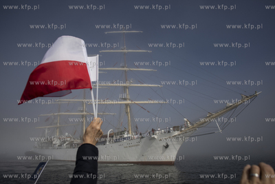 Powrót do portu w Gdyni żaglowca Dar Młodzieży...