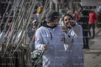 Powrót do portu w Gdyni żaglowca Dar Młodzieży...
