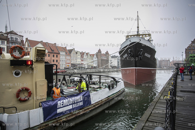 Statek muzeum Sołdek wraca na Motławę  po remoncie...