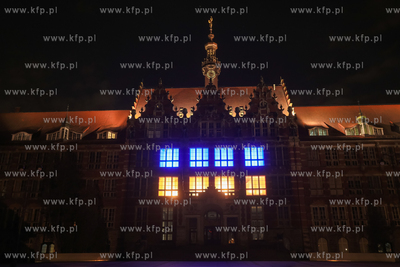 Gmach główny Politechniki Gdańskiej w barwach narodowych...