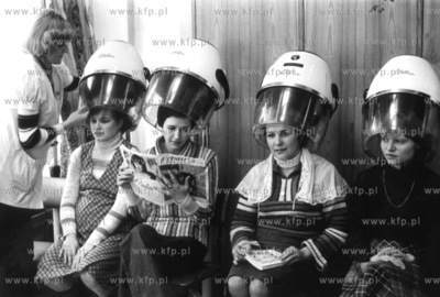 W zakladzie fryzjerskim . 01.1979  Fot. Zbigniew Kosycarz...