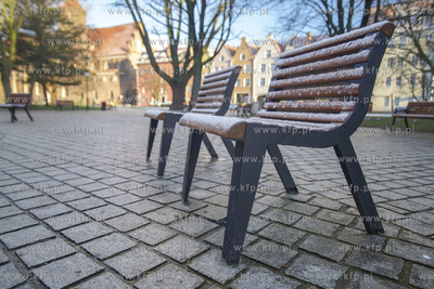 Zimowy epizod w Gdańsku. Ośnieżone ławki na skwerze...