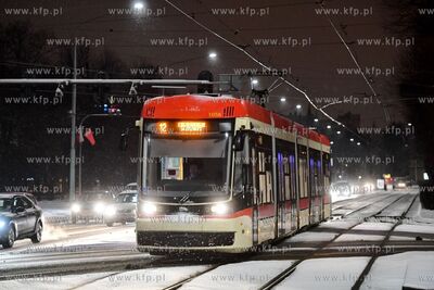 Zima w Gdańsku. Tramwaj Pesa Jazz Duo na przystanku...