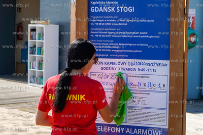 Wakacje w Gdańsku. Plaża na Stogach. Ratowniczka...