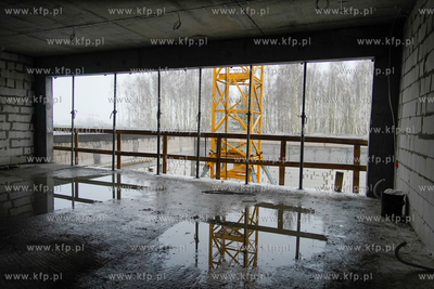 Piecki - Migowo. Zawieszenie wiechy na budowanej szkole...