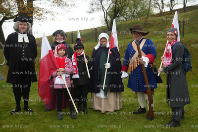Góra Gradowa. Flagi dla mieszkańców i turystów...